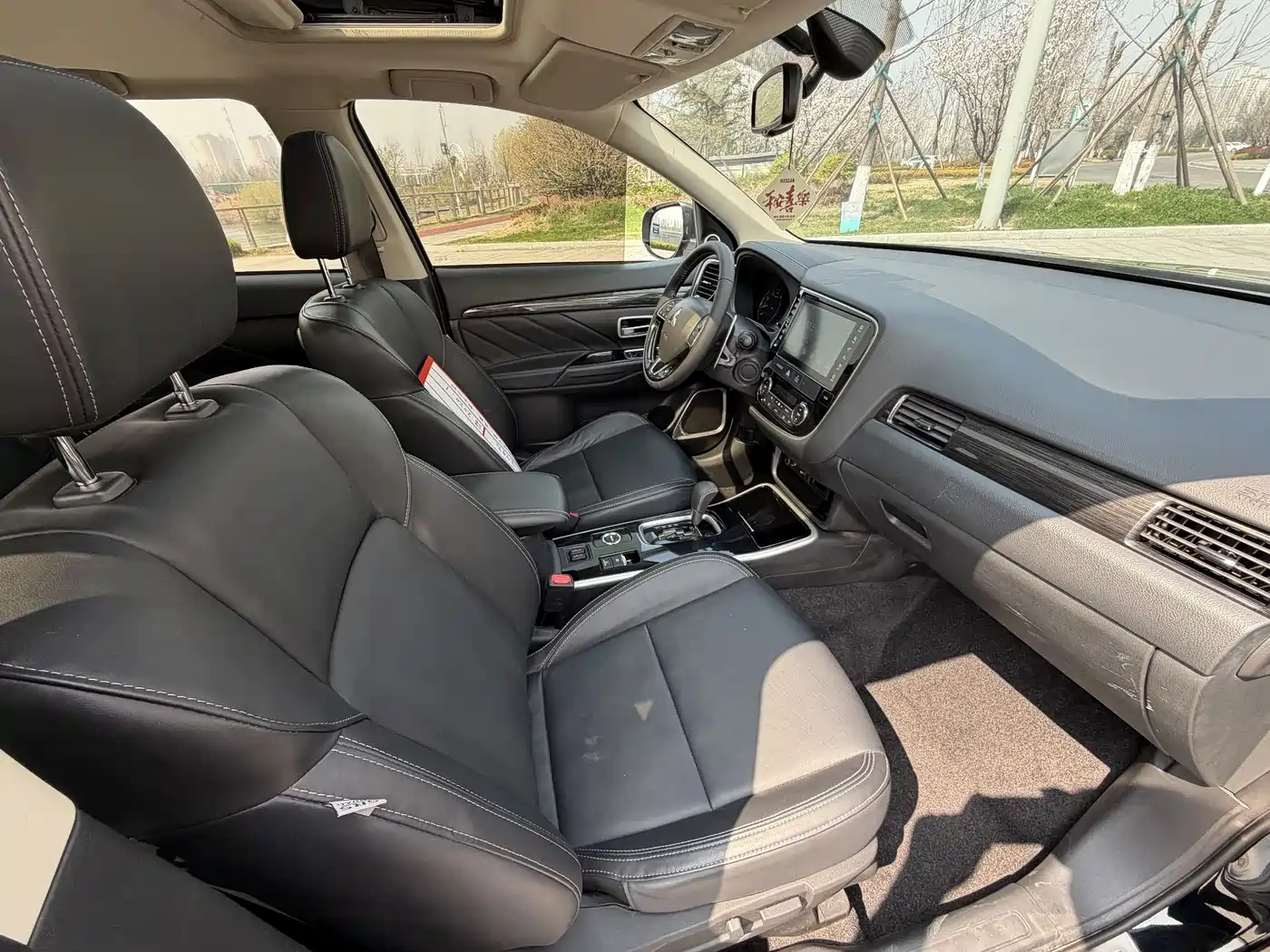 MITSUBISHI OUTLANDER