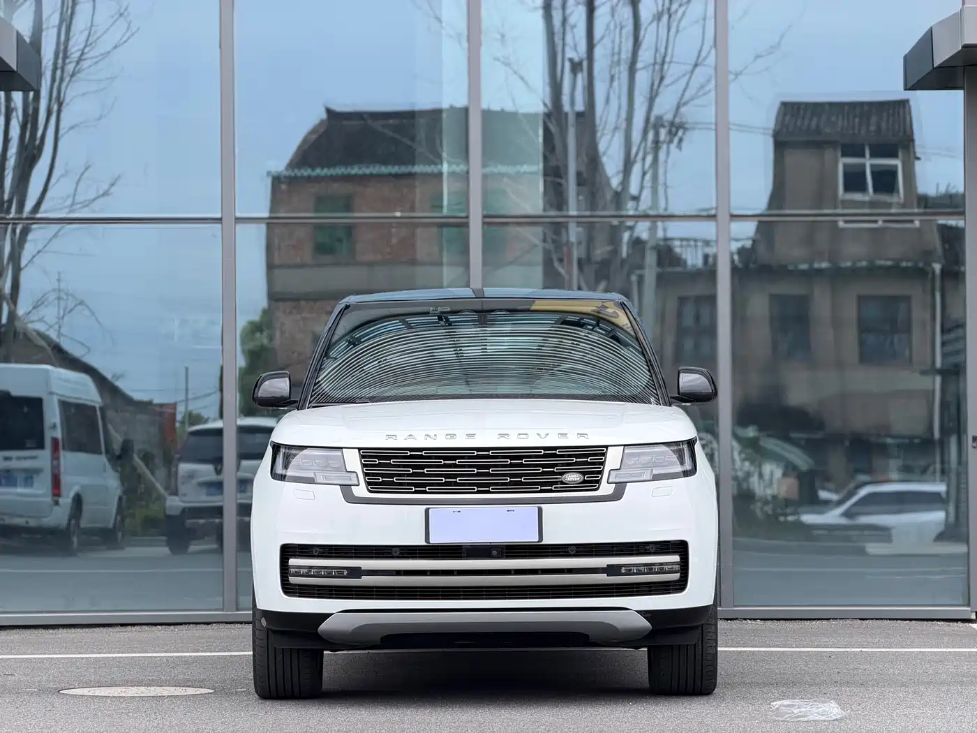 Land Rover Range Rover 2023 3.0 L6 400PS Golden Age 7-Seater Long Wheelbase фото 2