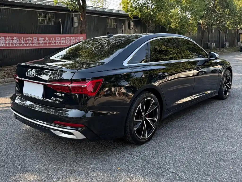 Фото 9 - Audi A6L