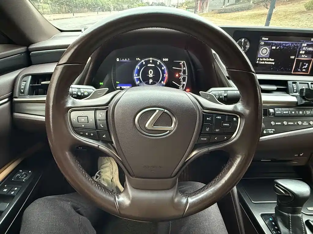 Фото 11 - Lexus ES