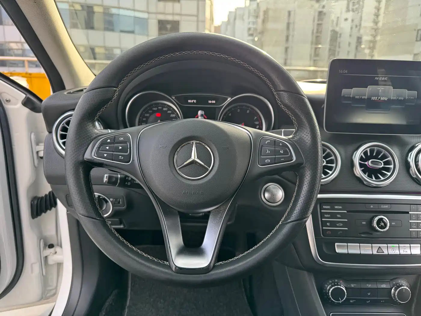 MERCEDES-BENZ GLA