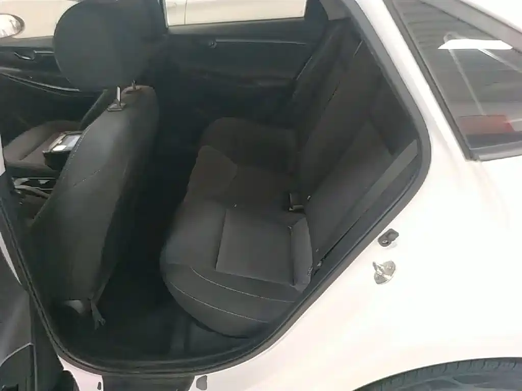 Hyundai Elantra 2018 1.6L Automatic Pleasing Edition GL China VI фото 17