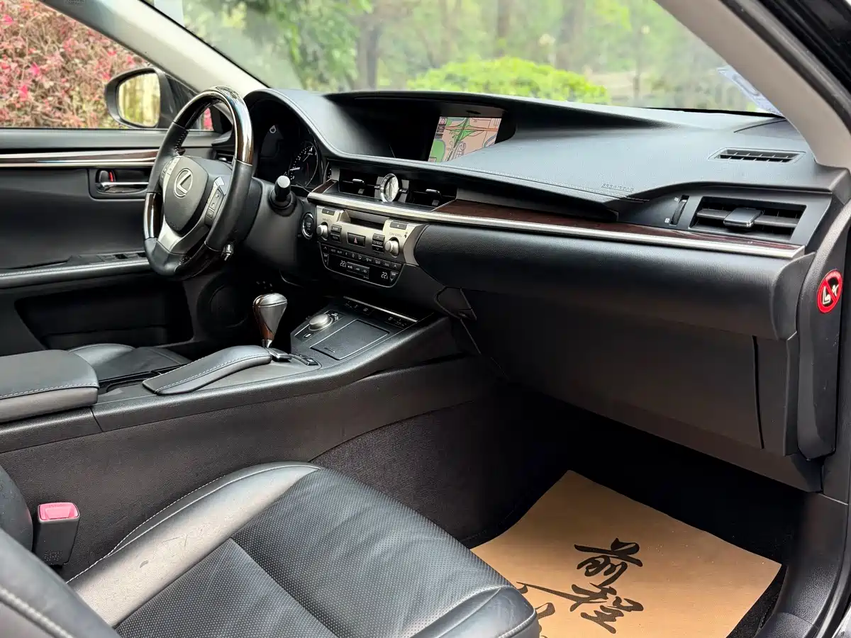Lexus ES 2013 350 Elegance Edition фото 17