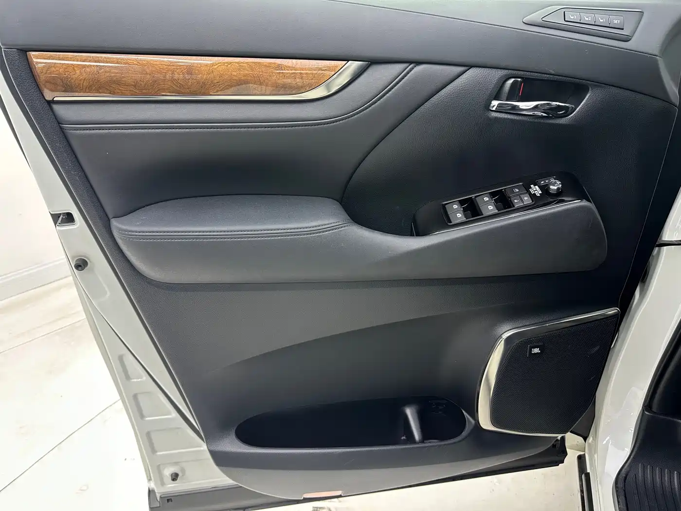 Toyota Alphard 2015 3.5L Premium Edition фото 17