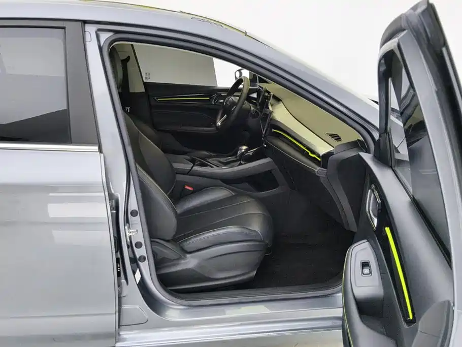 Фото 8 - Roewe i5