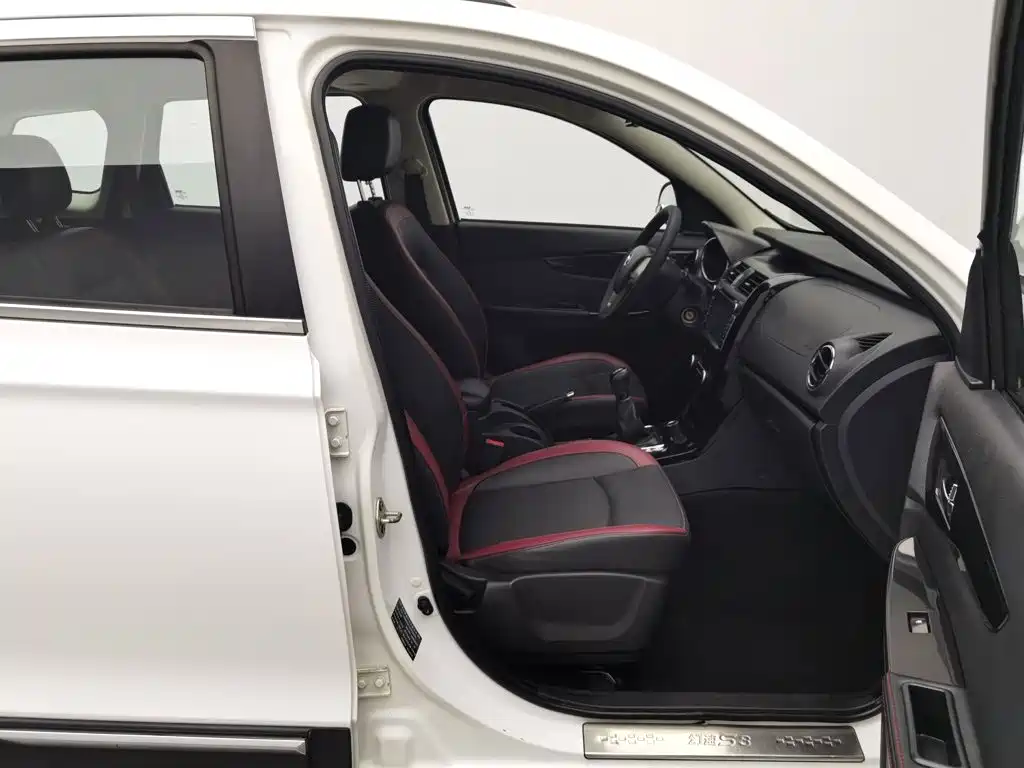 BAIC Huansu S3 2015 2015 1.5L Luxury (China V)