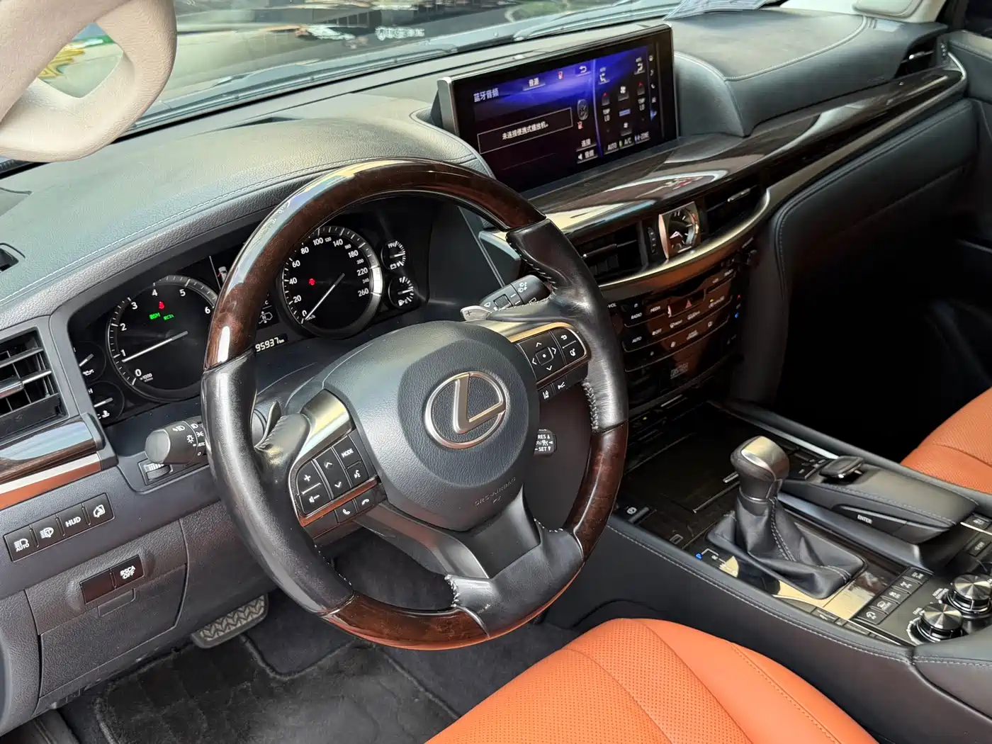 Фото 7 - Lexus LX