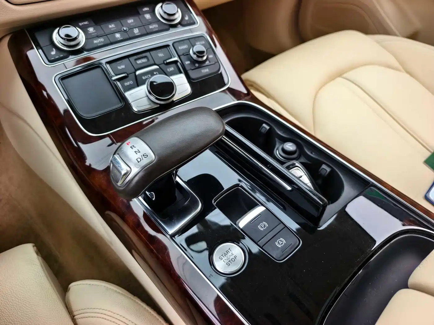 Audi A8 2013 A8L 45 TFSI quattro Comfort фото 6