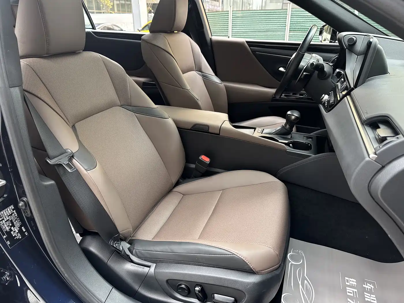 Lexus ES 2023 200 Excellence Edition фото 14