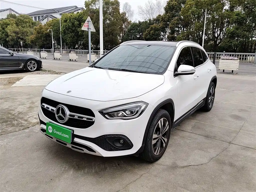MERCEDES-BENZ GLA