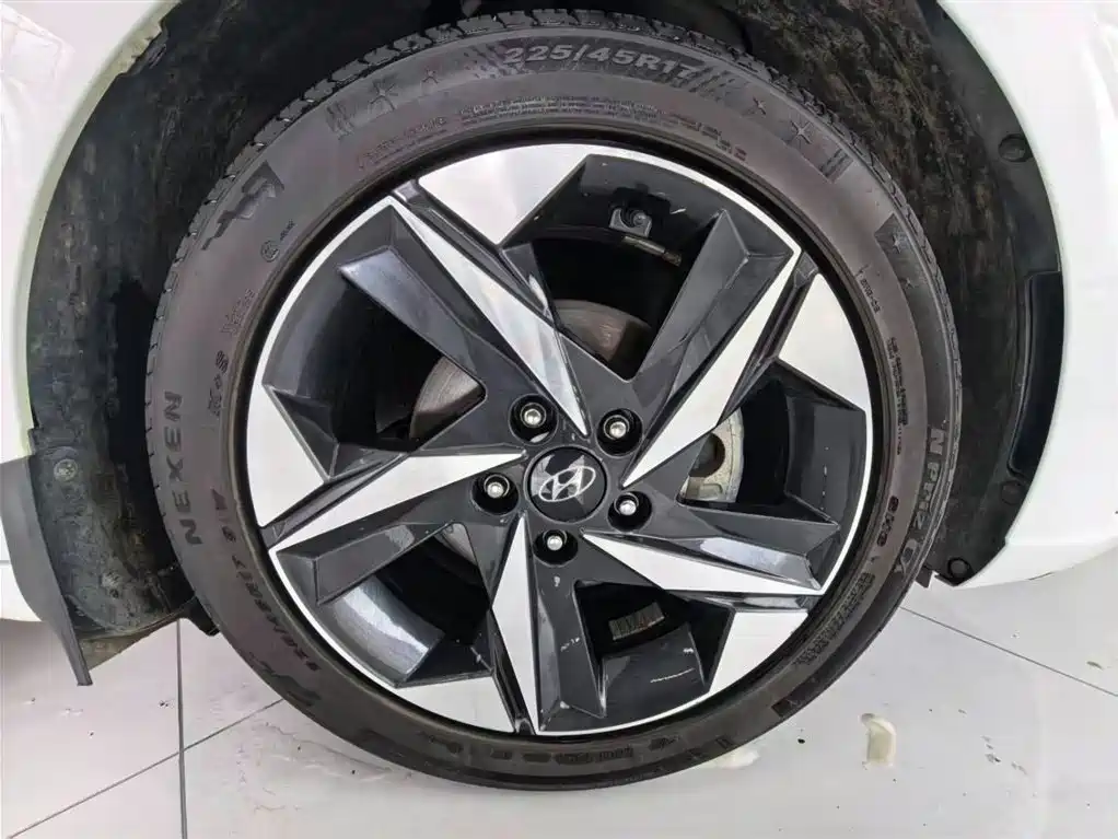 Hyundai Elantra 2022 1.5L CVT LUX Premium Edition фото 18