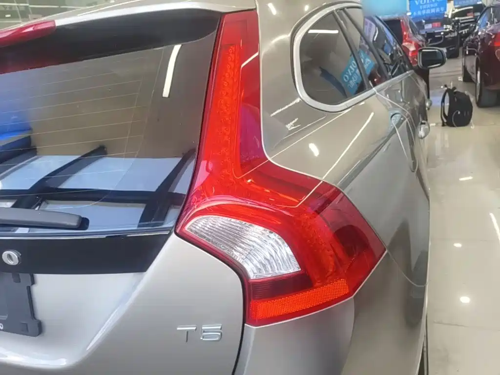Volvo V60 2017 2014 T5 Wisdom & Elegance