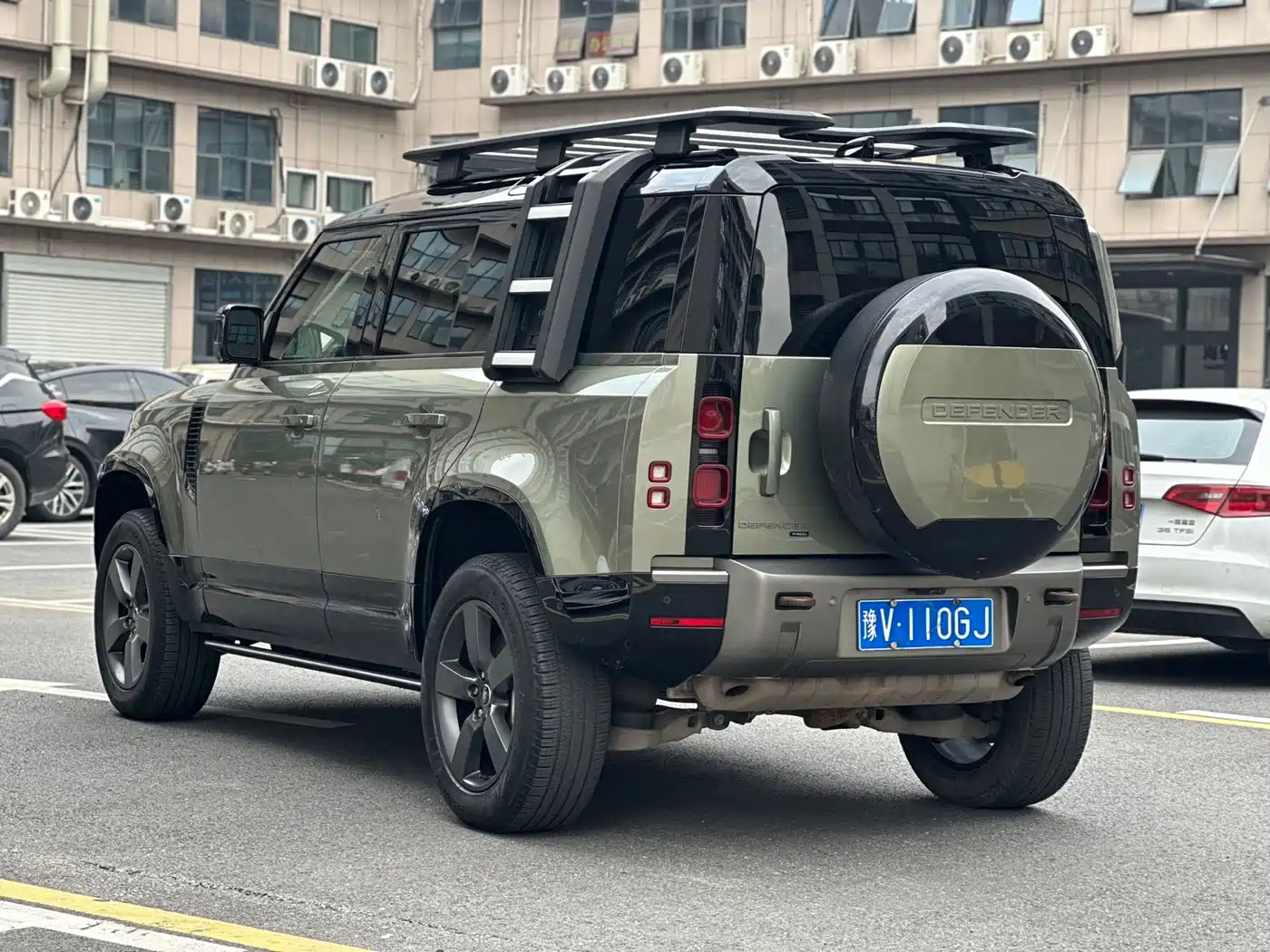 Photo 5 - Land Rover Defender