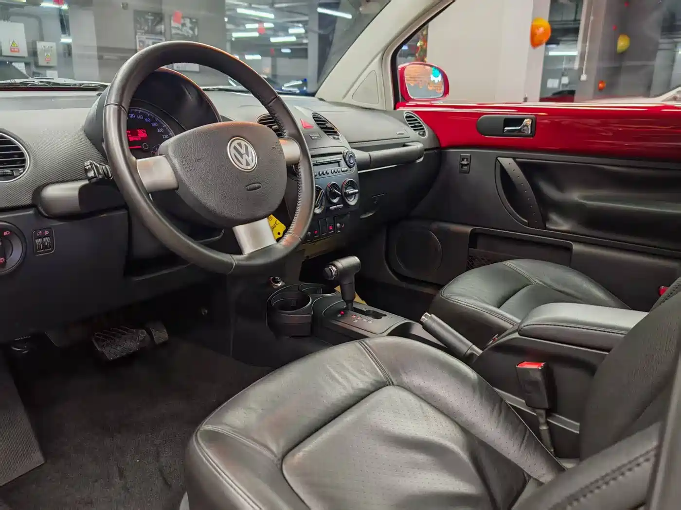 Volkswagen Beetle 2008 1.8T AT Luxury фото 16