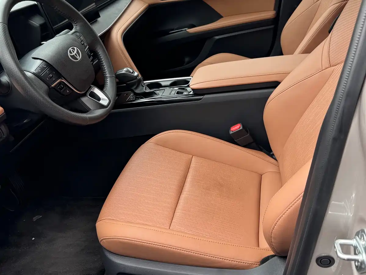 Toyota Camry 2024 Hybrid 2.0HE Elite Edition фото 18
