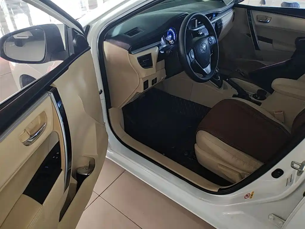 Toyota Corolla 2016 Dual Hybrid 1.8L E-CVT Elite Edition фото 16