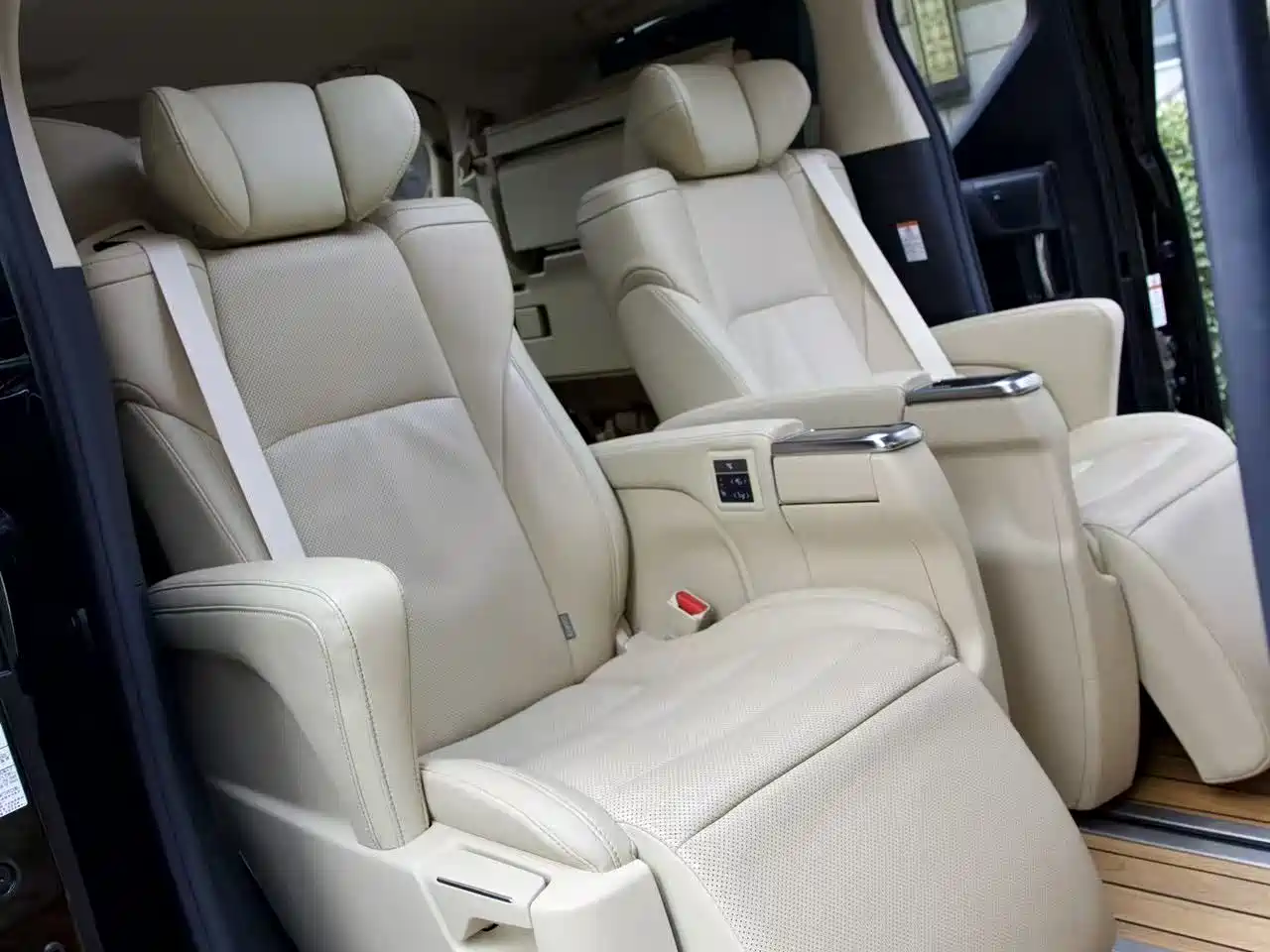 Toyota Alphard 2021 Hybrid 2.5L Ultimate фото 13