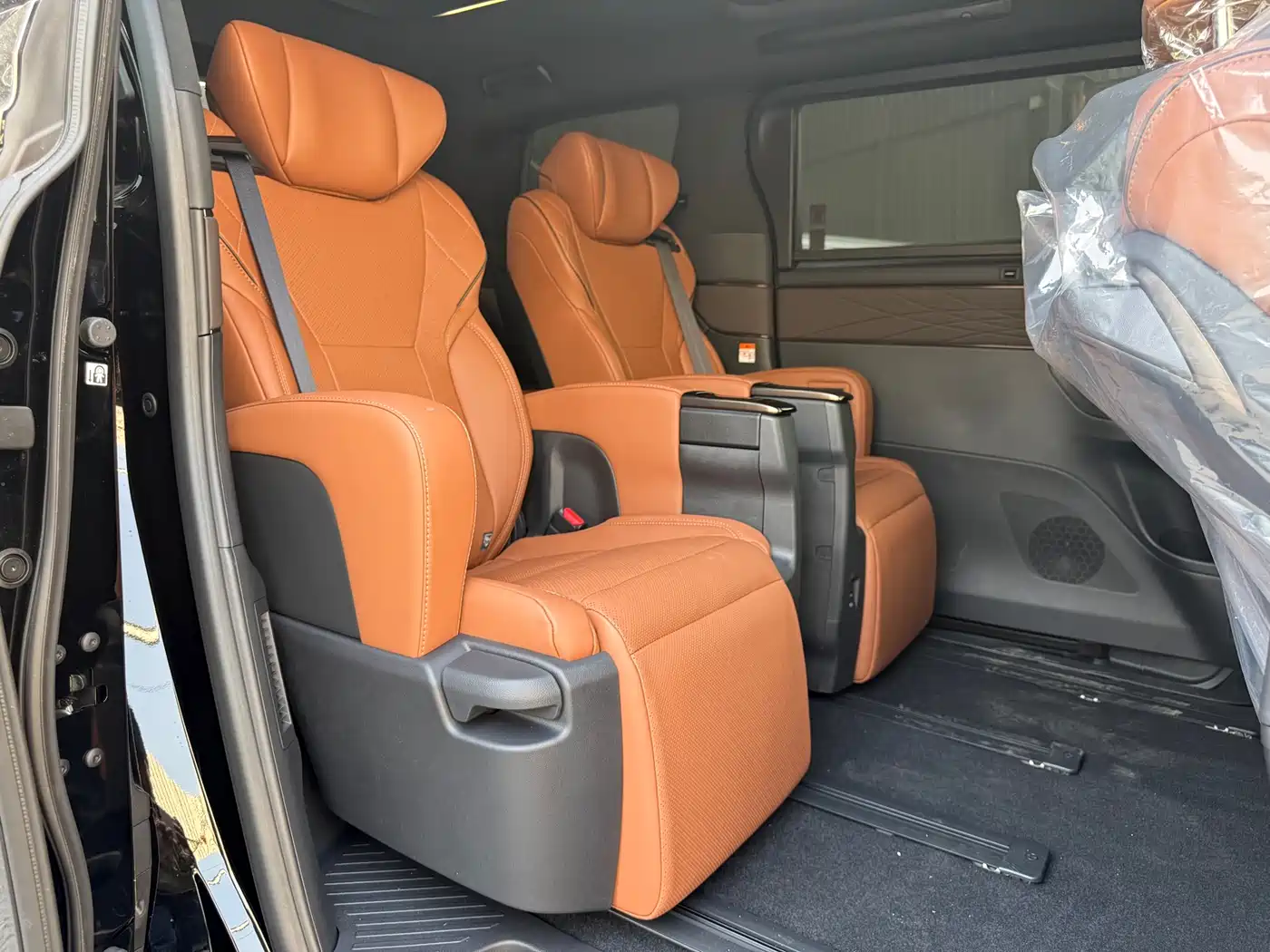 Toyota Vellfire 2025 Crown Hybrid 2.5L Ink Gold Edition фото 4