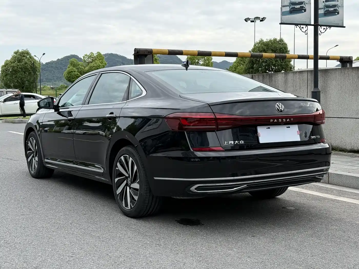 Volkswagen Passat 2025 Outstanding 380TSI Dragon Glory Edition фото 5
