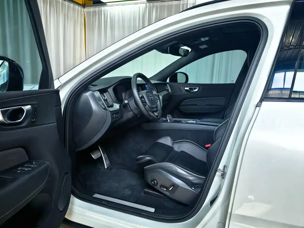 VOLVO XC60 PLUG IN HYBRID