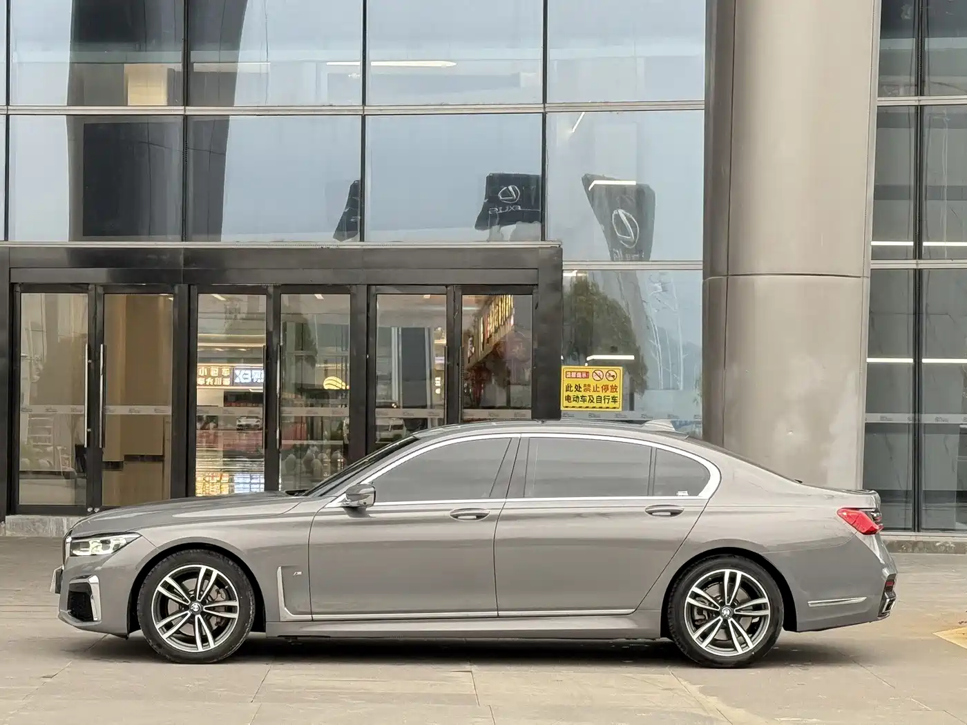 BMW 7 Series 2021 Model 730Li M Sport Package фото 3