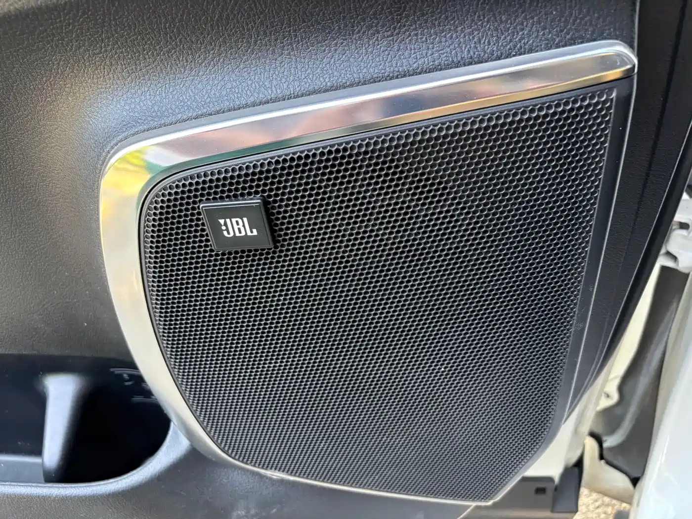 Toyota Alphard 2019 Hybrid 2.5L Luxury фото 12