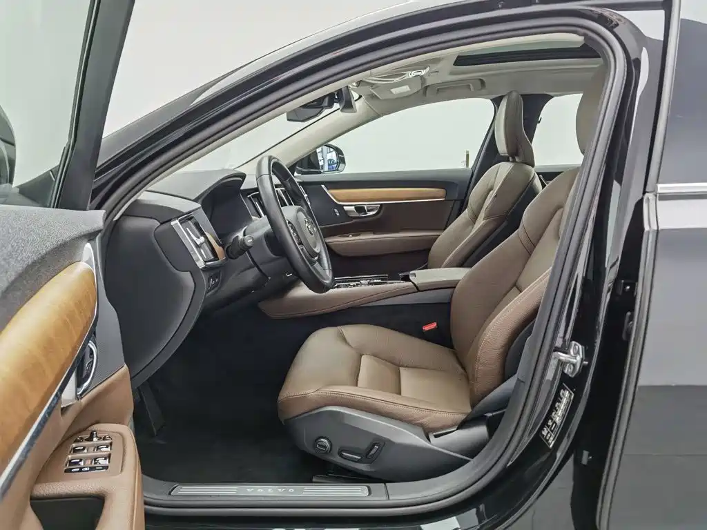 صورة 10 - Volvo S90 Plug-in Hybrid