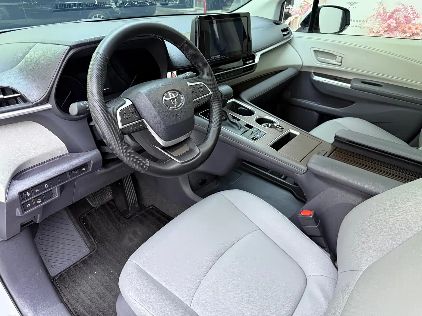 Toyota Granvia 2023 2.5L Hybrid Comfort Edition фото 13