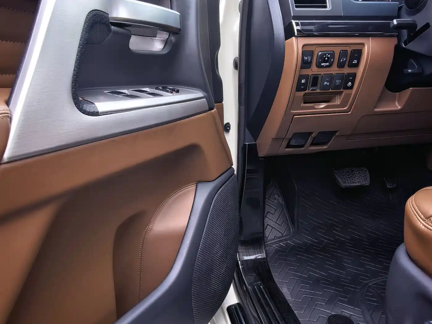 Toyota Land Cruiser (Import) 2015 4.6L V8 Middle East Limited Edition фото 13