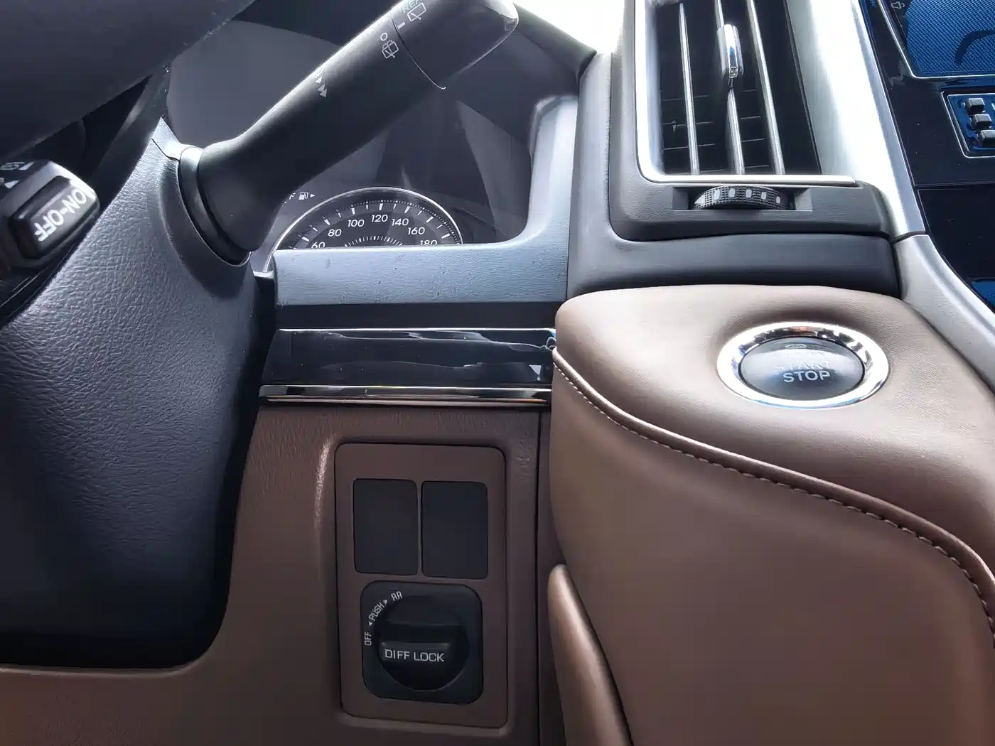 Toyota Land Cruiser (Import) 2015 4.6L V8 Middle East Limited Edition фото 11