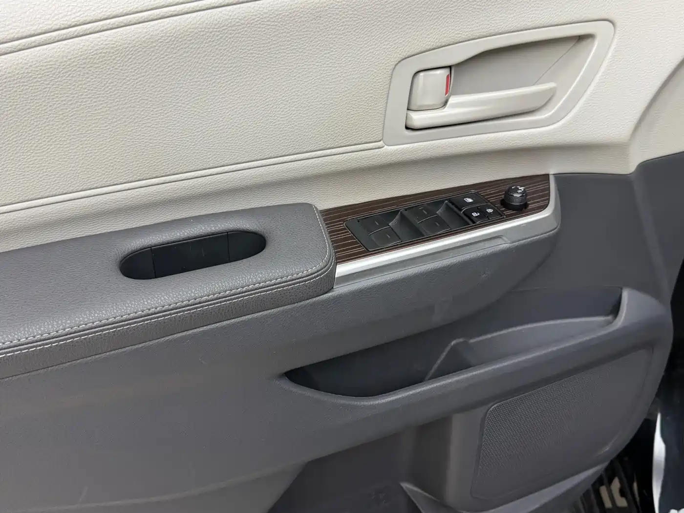 Toyota Granvia 2023 2.5L Hybrid Comfort Edition фото 4
