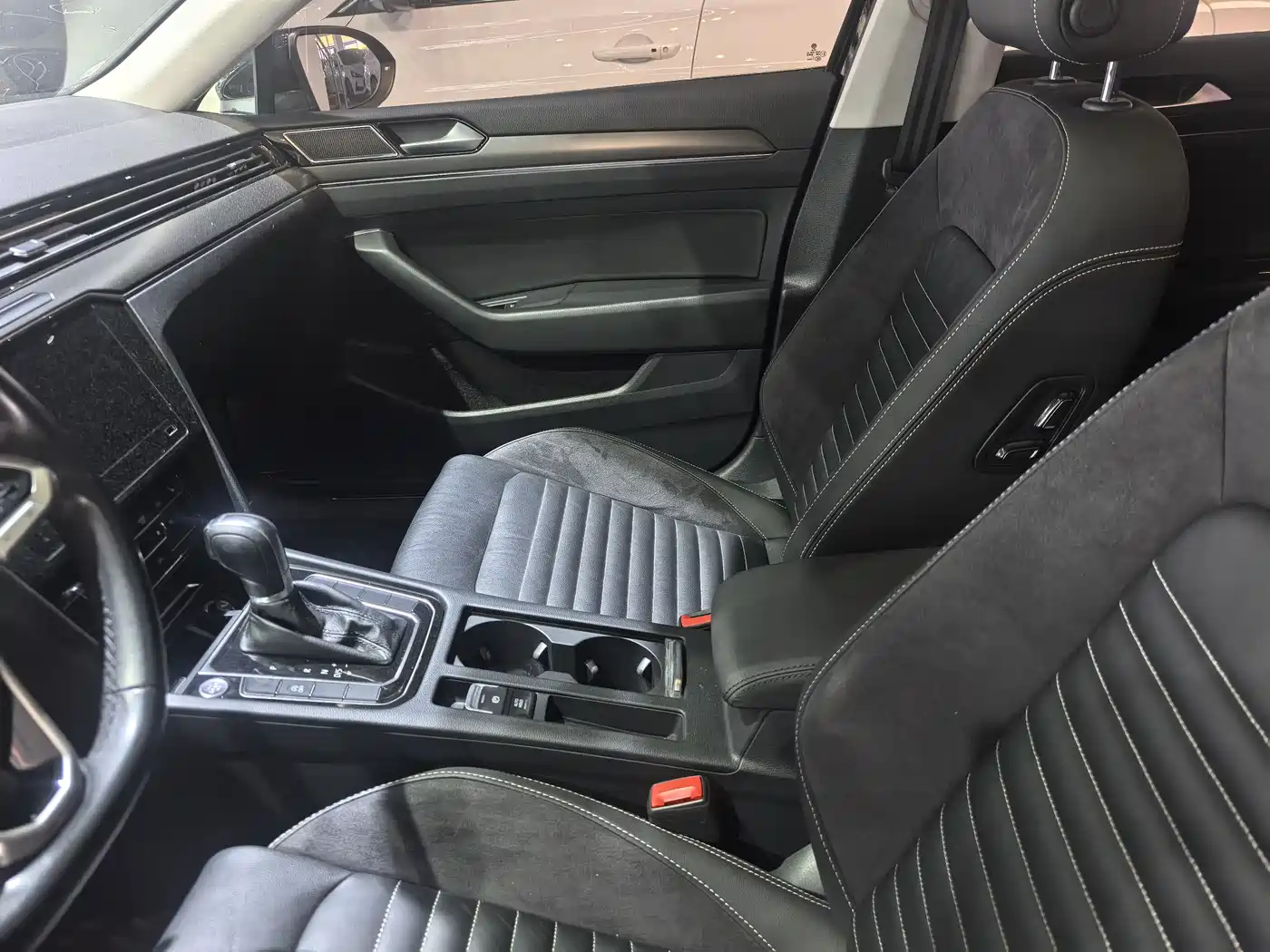 Volkswagen Magotan 2020 330TSI DSG Luxury фото 5