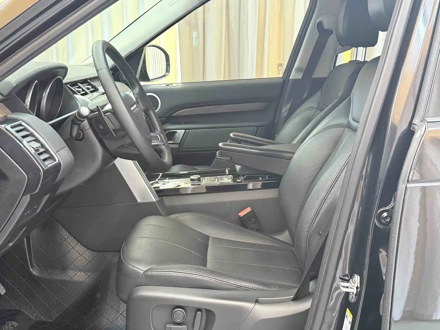 Land Rover Discovery 2017 3.0 SC V6 HSE фото 12