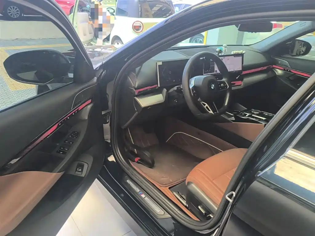 BMW 5 Series 2024 530Li Leading M Sport Package фото 16