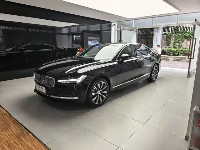 Volvo S90 2025 B5 Zhiyuan Luxury Edition — фото 1