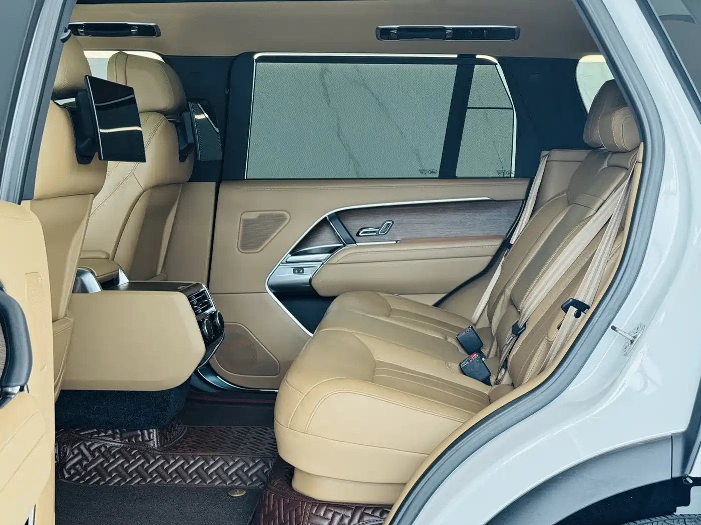 Land Rover Range Rover 2023 3.0 L6 400PS Genesis Extended Version фото 13