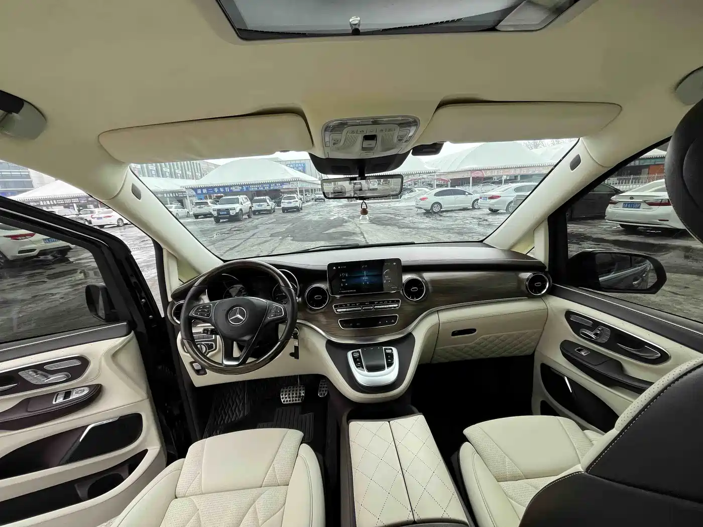 Mercedes-Benz V-Class 2021 V 260 L Long Wheelbase Premium Edition фото 6