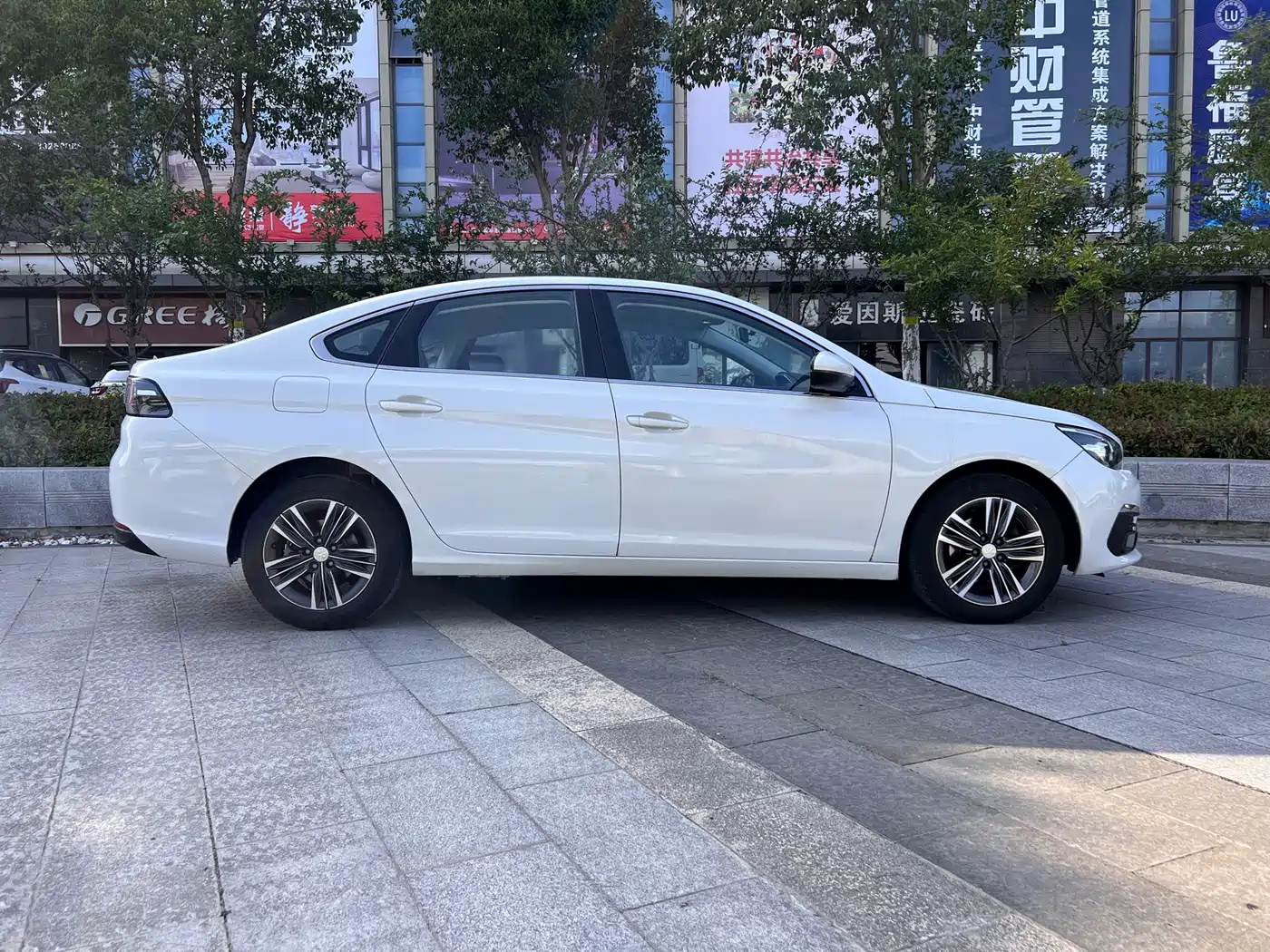 Peugeot 308 2016 1.6L Automatic Luxury фото 7