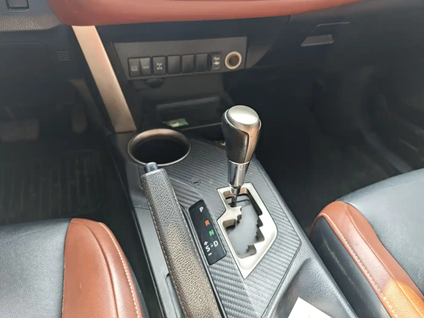 Toyota RAV4 Rongfang 2015 2.5L Automatic 4WD Elite Edition фото 9