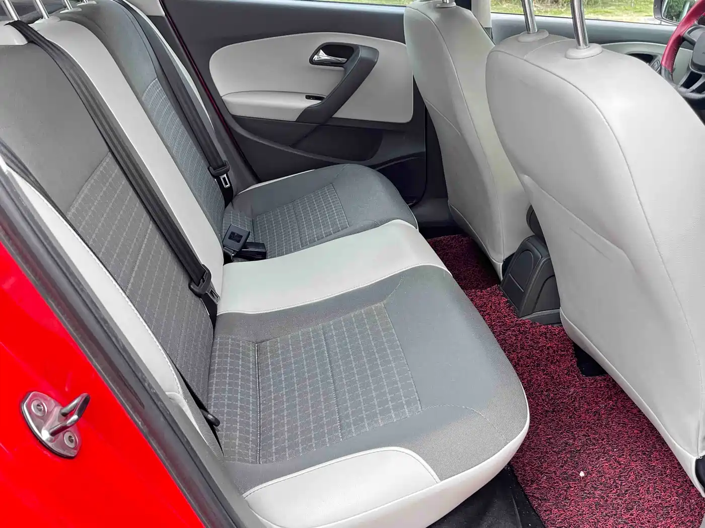 Volkswagen Polo 2014 1.6L Automatic Comfort Edition фото 11