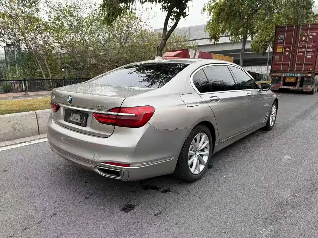 BMW 7 Series 2016 730Li Leading фото 4