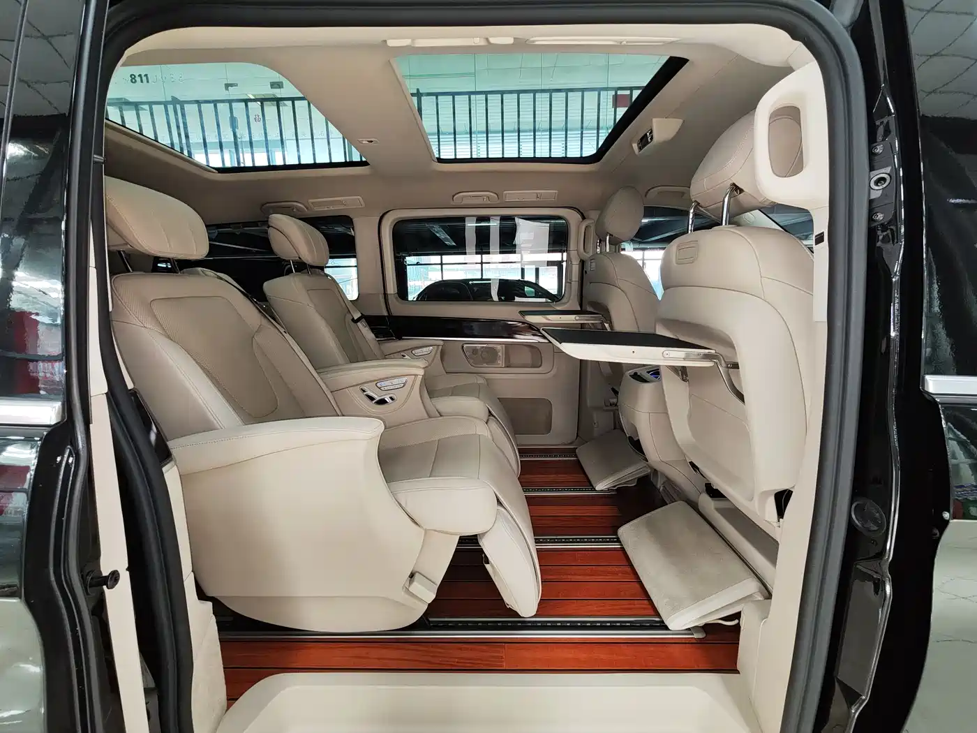 Mercedes-Benz V-Class 2018 V 260 L Premium Long Wheelbase Edition China VI фото 10