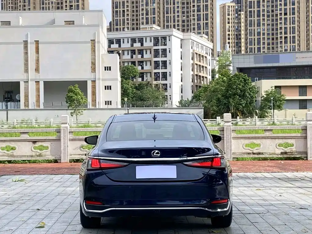 Фото 8 - Lexus ES