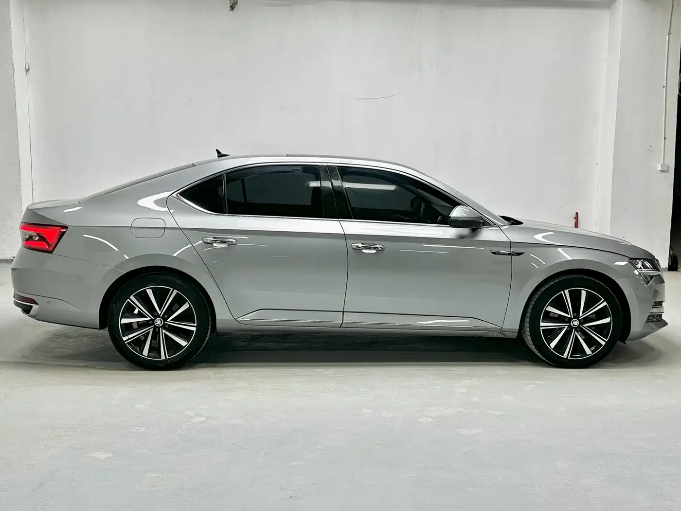 Škoda Superb 2022 TSI280 DSG Premium Edition фото 4