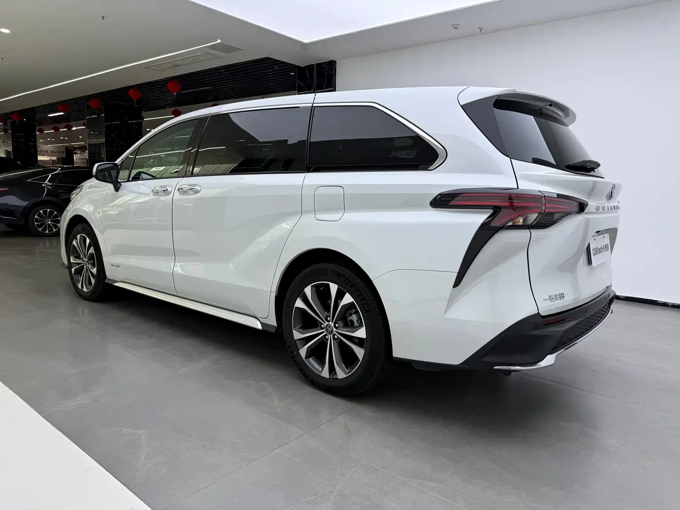 Toyota Granvia 2023 2.5L Hybrid Comfort Edition фото 4