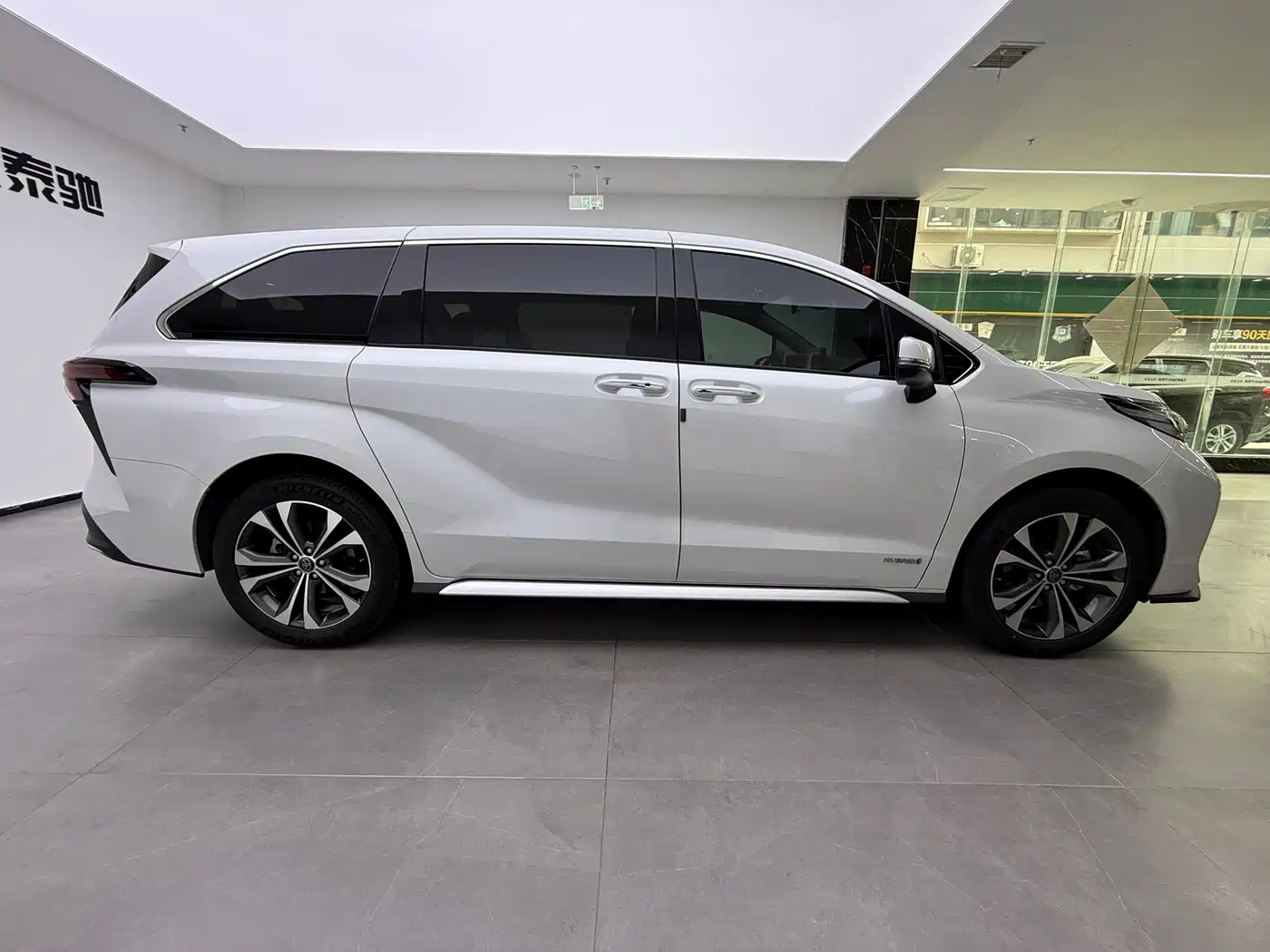 Toyota Granvia 2023 2.5L Hybrid Comfort Edition фото 6