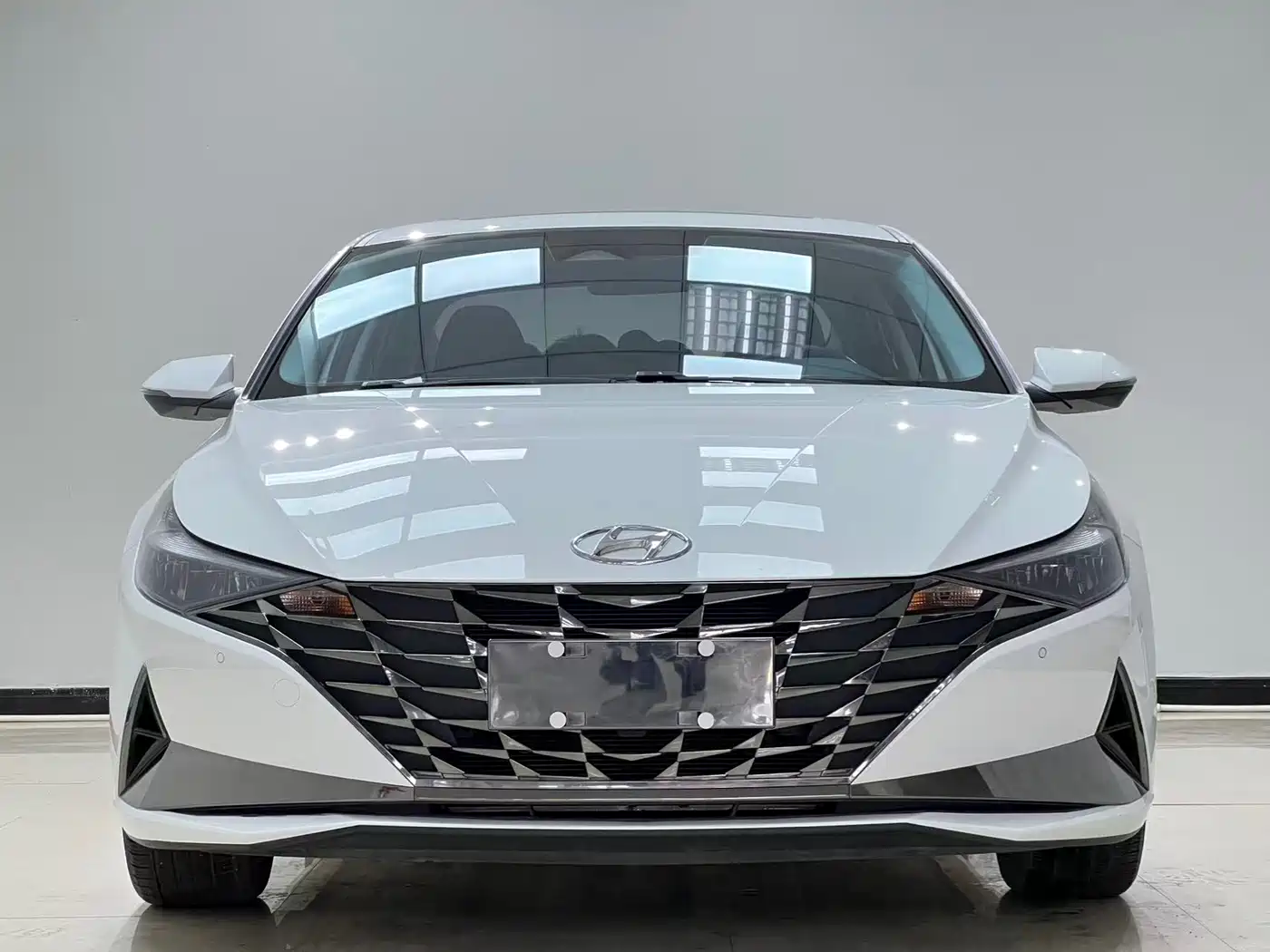 Hyundai Elantra 2022 1.5L CVT LUX Premium Edition фото 2