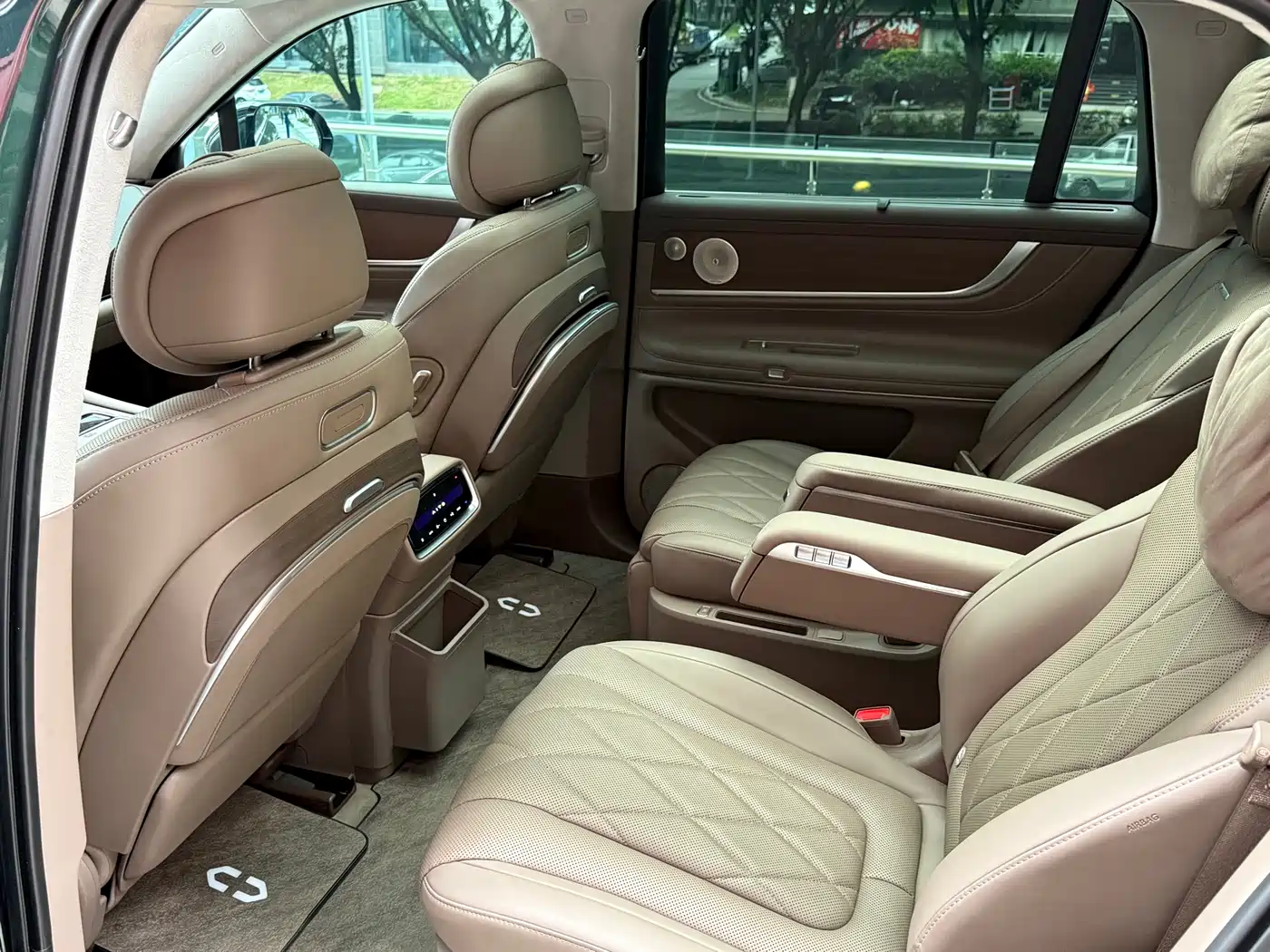 AITO Wenjie AITO M9 2024 Range Extender Max Edition 42kWh 6-seater фото 11