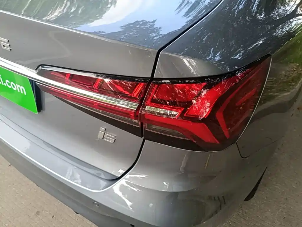 Фото 8 - Roewe i5
