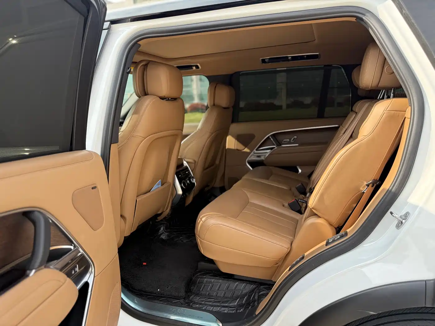 Land Rover Range Rover 2024 3.0 L6 400PS Golden Age Extended 7-Seater фото 6